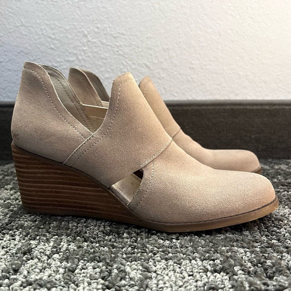 TOMS Slip On Kallie Cutout Wedge Booties Suede Oatmeal Tan Beige Size 8.5